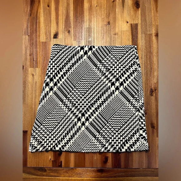 Kenneth Cole Black & Cream Houndstooth Wool Blend Pencil Skirt lace hem Size 8P - Picture 1 of 8